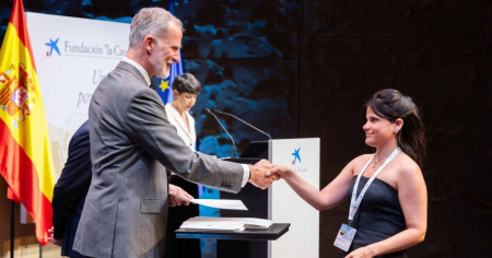 Rey de España entrega beca de posgrado a destacada joven cubana