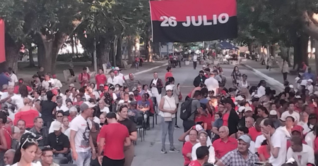 Periodista oficialista se burla de las protestas en Cuba: «Aquí estoy en una revuelta por el 26/7»