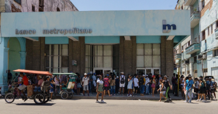 Economista Elías Amor define "la realidad" detrás de las colas en los bancos cubanos