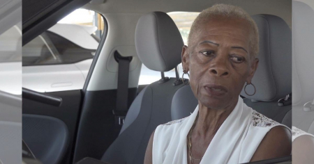 «Esto es una divinidad»: mujer taxista de 70 años estrena carro eléctrico en Pinar del Río