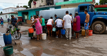 Escasez de agua en Cuba: Ancianos en Santiago de las Vegas cargan los cubos desde una pipa hasta sus casas