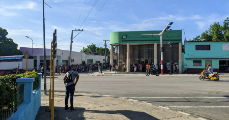 Banco cubano admite que jubilados deben madrugar para conseguir efectivo: «Levantarse bien temprano supone un reto»