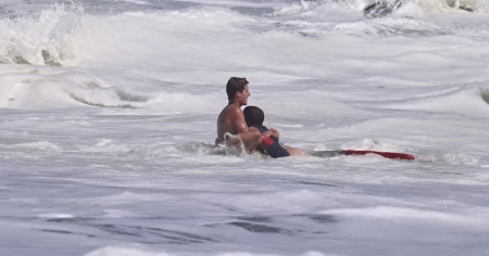 Trump invita a la Casa Blanca al adolescente que salvó a un niño de morir en el mar