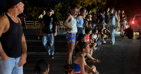 Protesta en El Fanguito: Cubanos cierran la calle 23 y obligan al régimen a poner la corriente