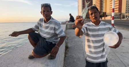 Cubanos pescan con preservativos en el Malecón de La Habana