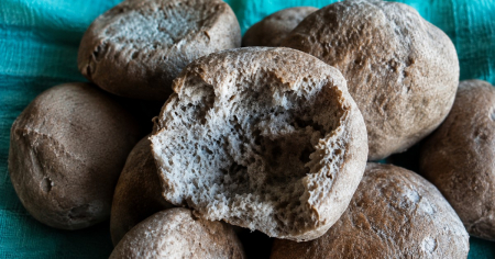 Cubana muestra indignada el pan de la bodega: «¿Es justo que le vendan esto a la población?»