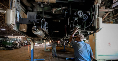 Régimen cubano establece requisitos para fabricar y ensamblar vehículos en la isla