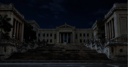 Cubanos pasan la noche en colchones frente a la Universidad de La Habana