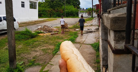 Dos niños de 13 y 11 años venden pan en la calle para ayudar a sus madres, una imagen que duele en Cuba