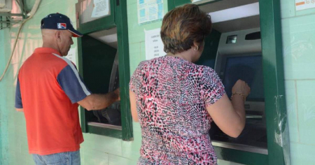 Hasta 40 % de recargo por pagar por transferencia: así “funciona” la bancarización en Sancti Spíritus