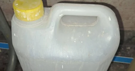 Niñas de siete años cargan galones de agua solas en La Habana mientras la crisis hídrica no da tregua