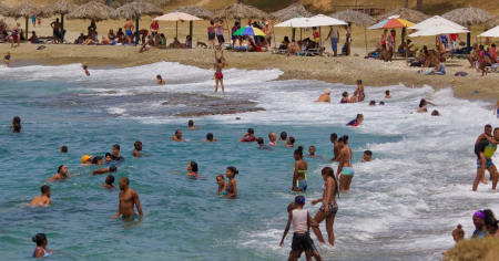 Nuevo tiburón aparece cerca de bañistas en playa Siboney, Santiago de Cuba