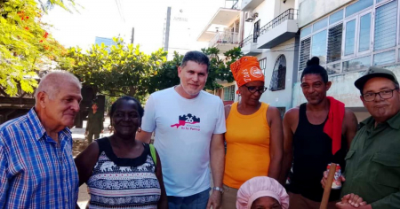 Sobrino nieto de Fidel Castro se deja ver de 'trabajo voluntario' en El Vedado