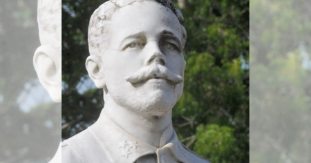 Desconocidos derriban busto de Antonio Maceo en parque de Las Tunas y dañan su rostro