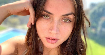 Captan a Ana de Armas besándose con Beto Montenegro en su escapada romántica a Formentera