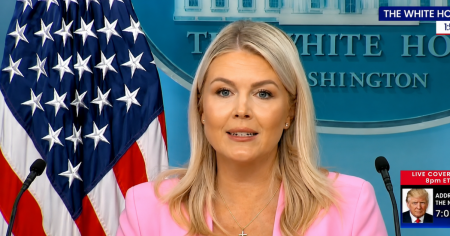 Karoline Leavitt dejará la Casa Blanca, pero seguirá como asesora externa de Trump