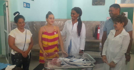 Regalan canastilla a madre del primer bebé nacido en el centenario de Fidel Castro en Camagüey