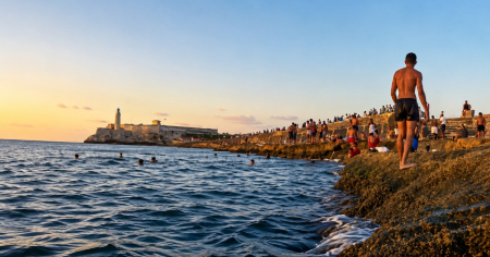Apagones y calor empujan a más cubanos a bañarse en el Malecón pese a la prohibición
