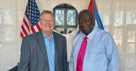 Mike Hammer se reúne con el embajador de Bahamas para hablar de la situación en Cuba