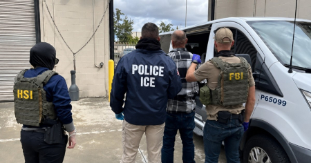 ICE propone seguro de responsabilidad civil para proteger a policías locales que realicen arrestos migratorios