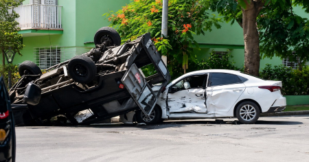 Jeep volcado y automóvil con graves daños tras accidente en Miramar, La Habana