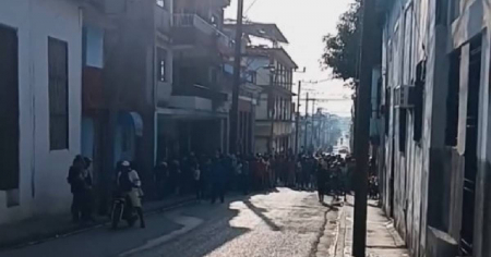 “Eso es caótico”: jubilados y ciudadanos enfrentan otra interminable cola frente a un banco en Guantánamo