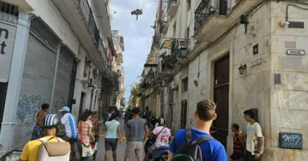 Protesta en La Habana Vieja: Vecinos cierran calle en Villegas por apagones sin respuesta