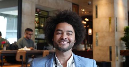 «Necesitamos todo el apoyo»: Esposa de percusionista revela que el músico permanece en centro transitorio de ICE