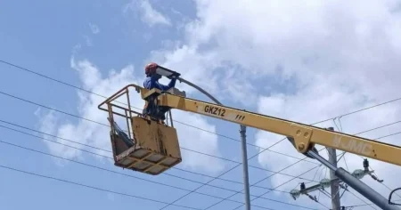 Roban luminarias solares en avenidas de Santiago de Cuba días después de su instalación