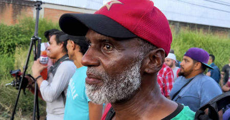 Cubano deportado desde EE.UU. a México se suma a caravana migrante y deja Tapachula: «Es una prisión de humanos»