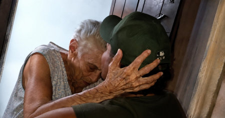 «No sé si volveré a abrazarte»: La desgarradora despedida de un joven cubano y su abuela