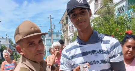 Madre admite que sintió «mucho temor» mientras las FAR exhiben a su hijo como ejemplo propagandístico del Servicio Militar