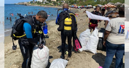 Buzos se movilizan para limpiar el fondo marino de una populosa playa de Santiago de Cuba