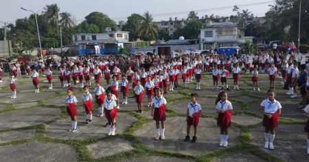 «Con Fidel en cada aula»: así promociona el régimen cubano el regreso a clases
