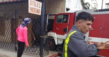 Carro de bomberos impacta contra vivienda en Placetas, Villa Clara
