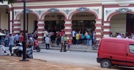 «Algo debería cambiar»: Abuelos cubanos siguen haciendo cola para cobrar sus chequeras