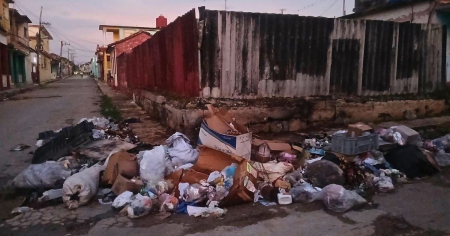 Poeta cubano: «Nos hemos convertido en un país de basura»