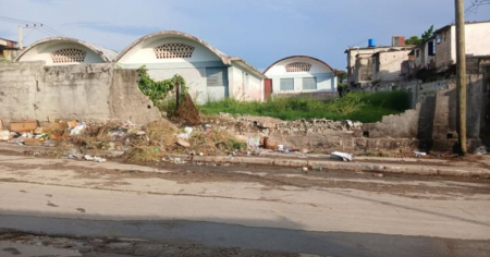 Escuela cubana rodeada de un basurero contradice promesas del régimen para el nuevo curso escolar