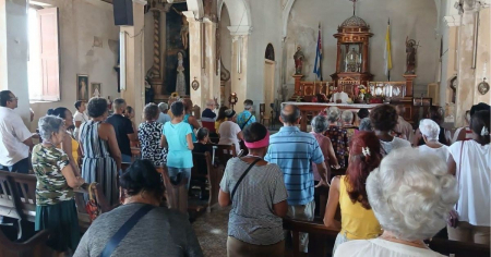 Iglesia en Santiago celebra misa por los emigrantes: «En cualquier parte del mundo hay un cubano»