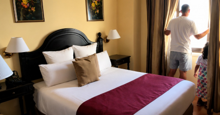 Familia reserva una noche en el Hotel Nacional de Cuba y descubre un huésped inesperado en su habitación