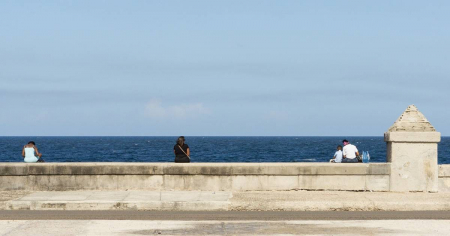 Ladrón se lanza al mar tras robarle el celular a un niño en el Malecón de La Habana