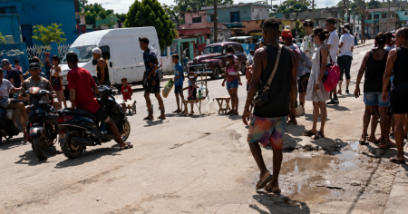 Madres cubanas bloquean una calle con sus hijos en Arroyo Naranjo para protestar por los apagones y la falta de agua