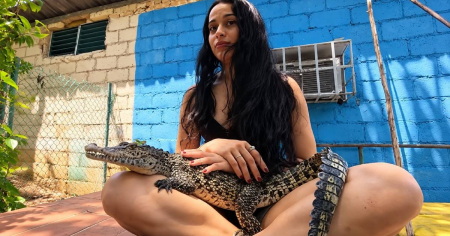 Joven cubana muestra cómo vive con un cocodrilo como mascota en Matanzas