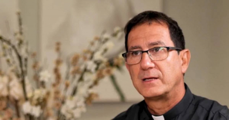 Padre Alberto Reyes a la Virgen de la Caridad del Cobre: «En medio de tanta represión, ayúdanos a conservar el valor de decir la verdad»