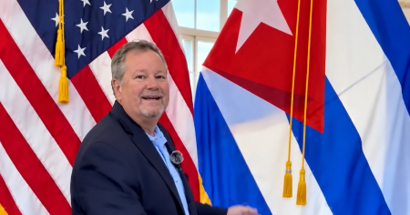 Mike Hammer a los cubanos: «¿Qué piensan cuando ven su bandera?»