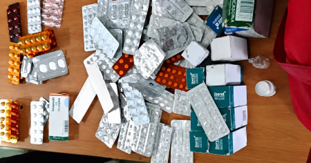 Policía cubana decomisa medicamentos vendidos ilegalmente en un barrio de Santiago de Cuba