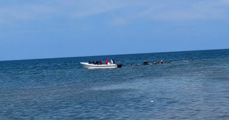 Una veintena de personas sale en lancha rápida desde Pinar del Río