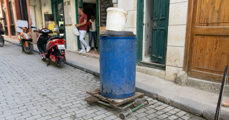 Más de una semana sin agua, menos de cuatro horas de corriente y casi incomunicados: «Plebiscito ya», explota escritor