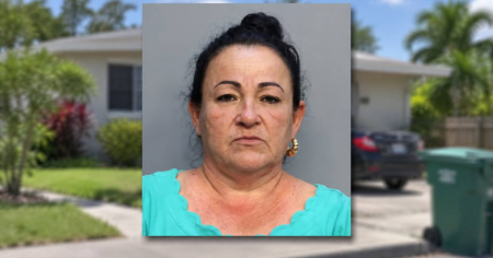 Acusan a mujer de lanzar un cubo de excremento a su vecina en Miami por una presunta infidelidad