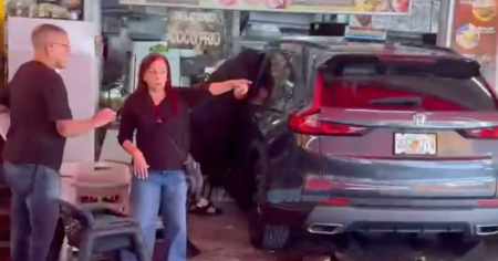 Tres mujeres heridas tras estrellarse un carro contra el Palacio de los Jugos en Miami